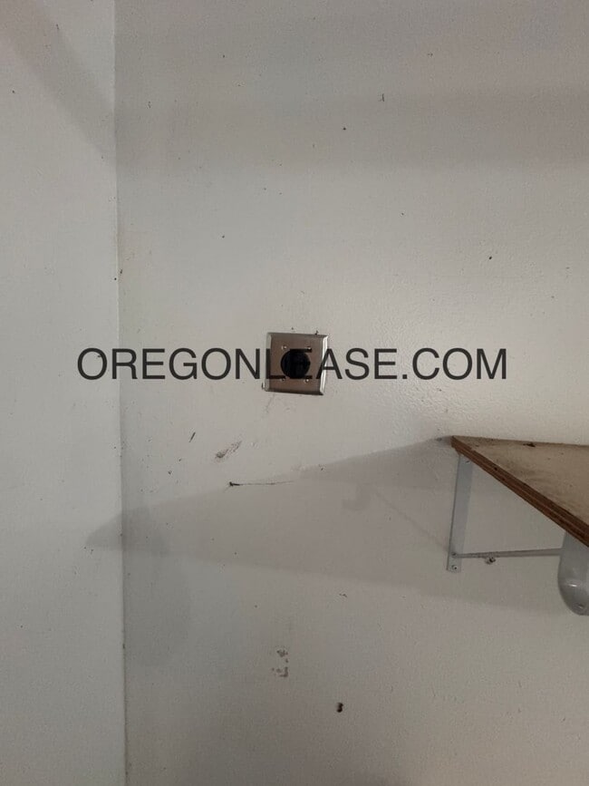 Building Photo - Spacious Home in Prime Ferry Street Bridge...