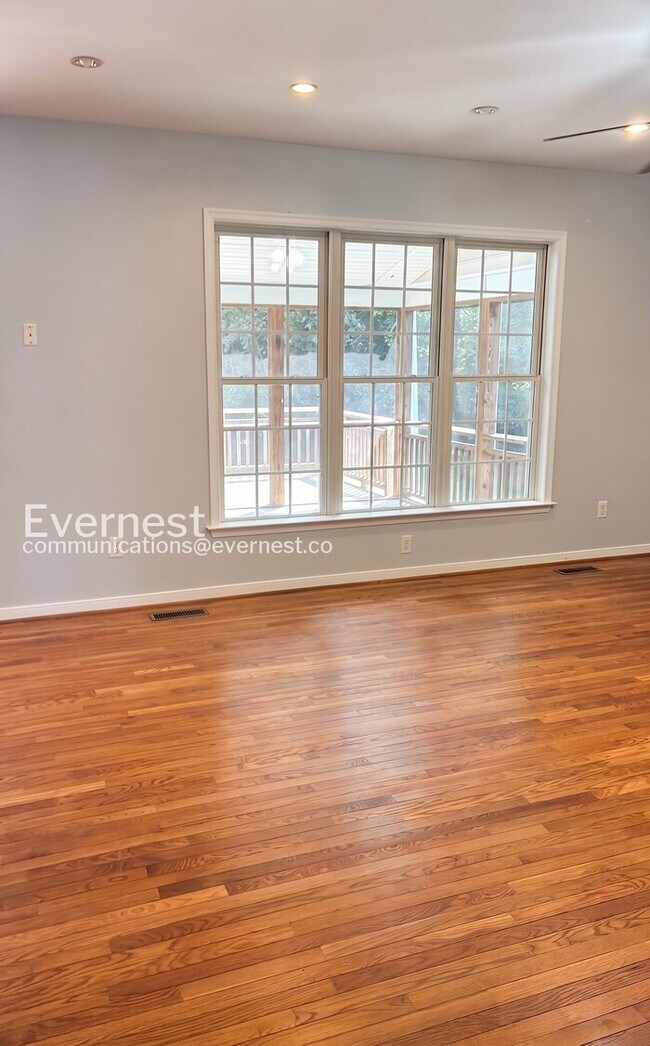 Building Photo - 6 Bed/4 Bath Home with Modern Amenities / Available Now!