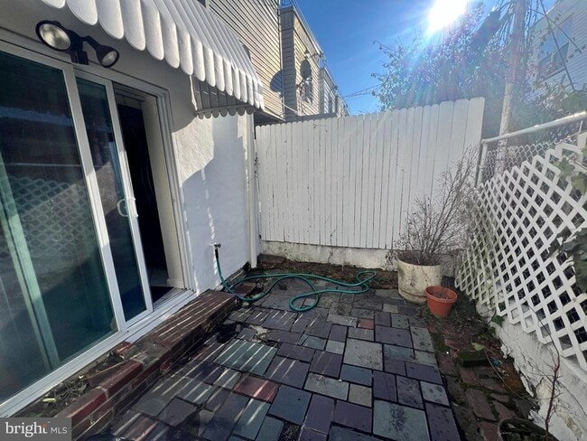 Building Photo - 2408 S Sartain St