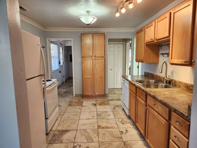 Building Photo - 3 Bd  1 Bath Home in Salt Lake City