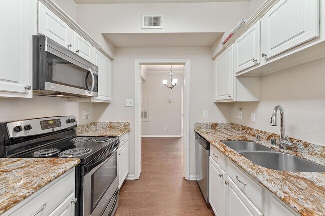 Building Photo - A perfect blend of comfort and convenience!