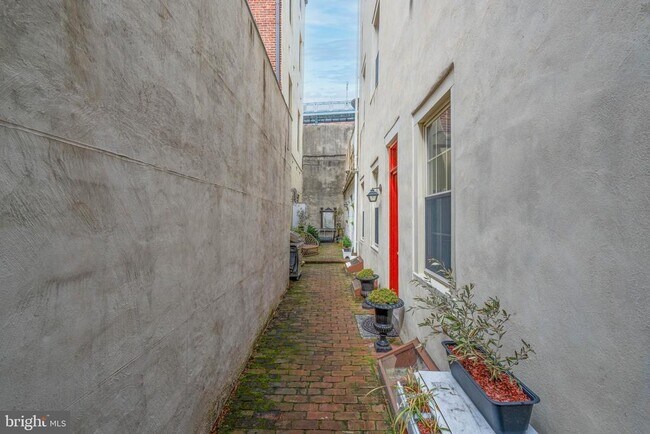 Building Photo - 239 Race St