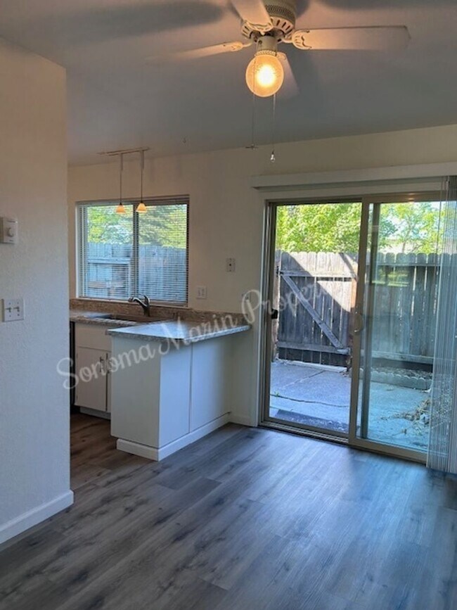 Building Photo - Spacious 2 bedroom, 1.5 bath condo in Ever...