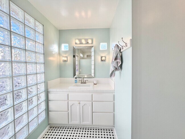 Building Photo - Charming Bixby Knolls Corner Home with Yard, Cabana, & A/C