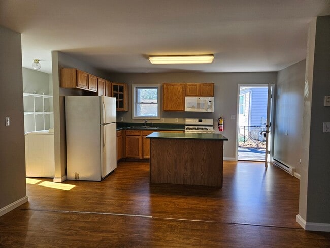 Building Photo - 2 Bedroom House Available November 10 2025