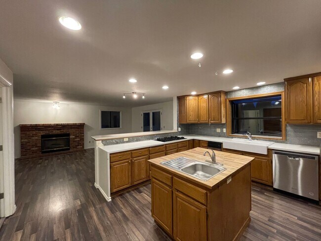 Building Photo - Luxurious 4-Bedroom Retreat with Mount Rai...