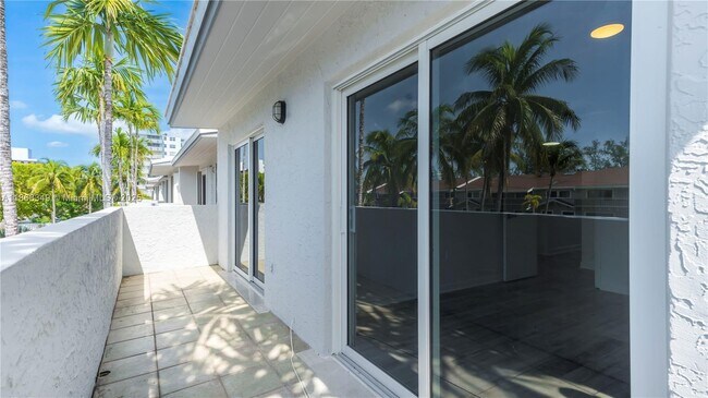 Building Photo - 3827 NE 166th St