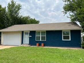 Building Photo - Updated (2) Bedroom within walking distanc...