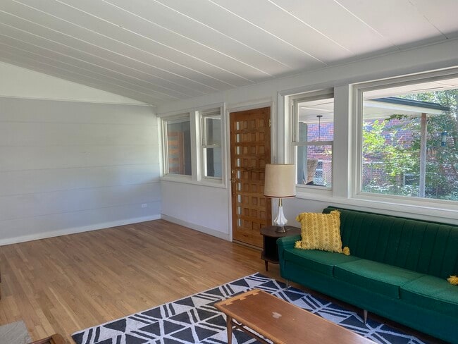 Building Photo - 3065 N Glencoe St