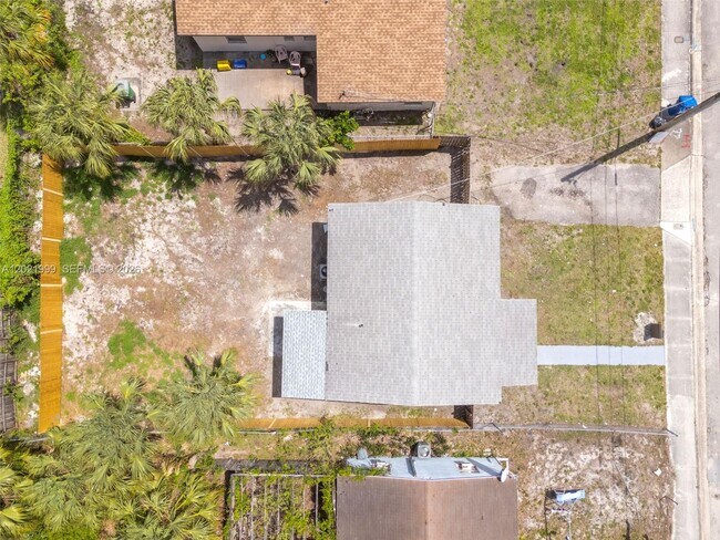 Building Photo - 1660 W 26th St