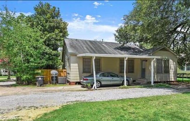 Building Photo - House for Rent