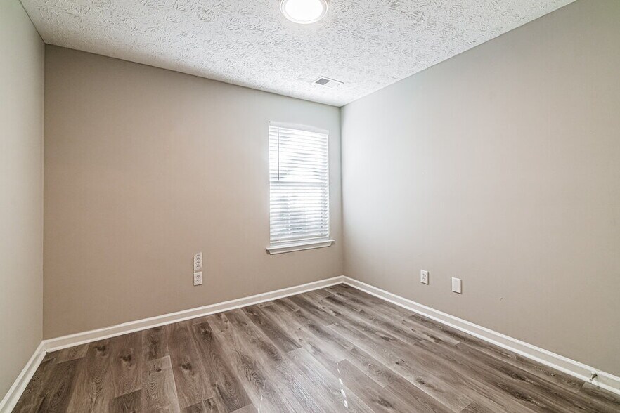 Building Photo - 1955 Hidden Valley Dr SW