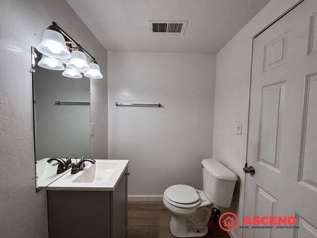 Building Photo - 201 E 1st St