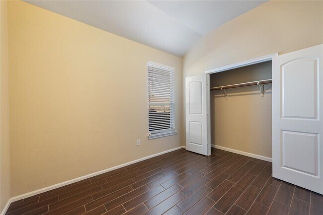 Building Photo - 101 Creekside Villa Dr