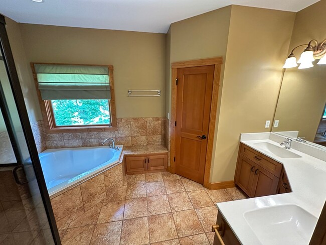 Building Photo - Charming 2 Bed, 2 Bath Custom Ranch on 5 P...