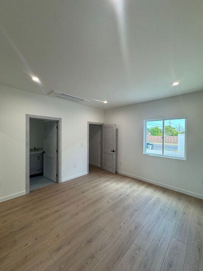 Building Photo - Spacious 1000 Sq. Ft. First-Floor Back ADU...
