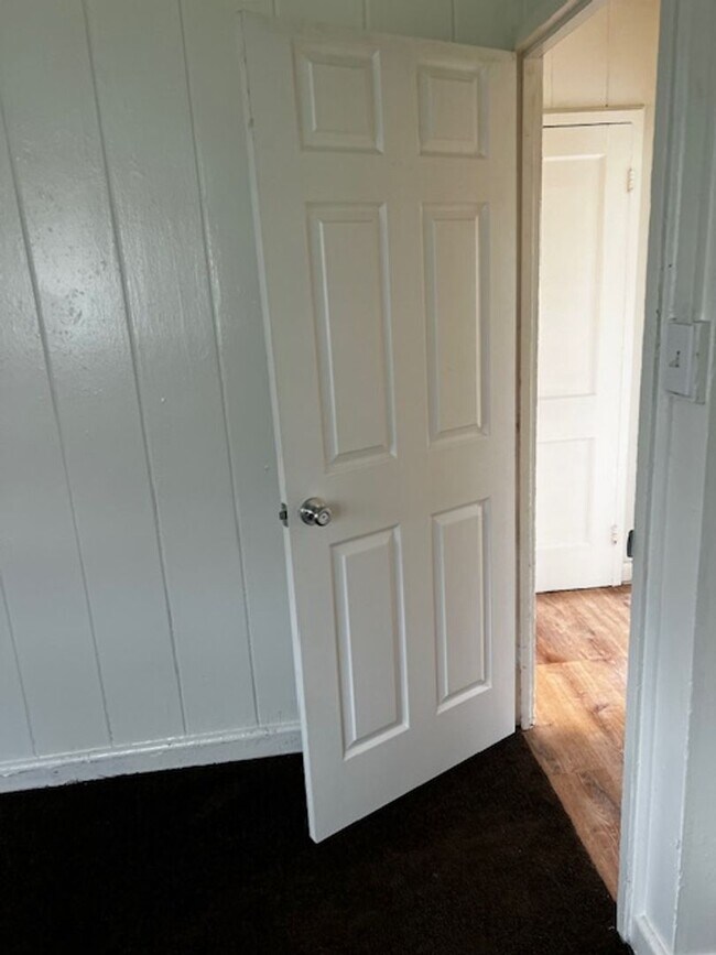 Building Photo - Partly Furnished 2 bedroom 1 bath Single Family Home