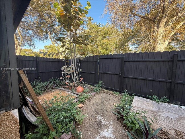 Building Photo - 6500 Kendale Lakes Dr