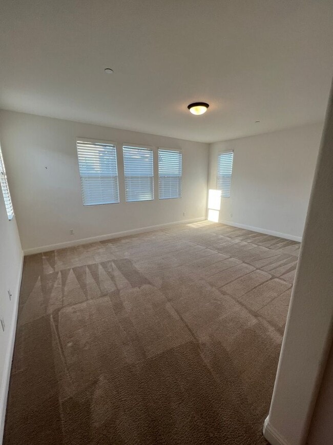 Building Photo - Spacious 4 Bedroom Home with Downstairs Bedroom and Upstairs Loft in Whitney Ranch Rocklin