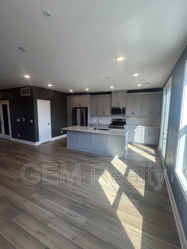 Building Photo - 42710 Darala Dr
