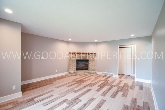 Building Photo - 2 Bedroom + Flex Rm/2 Bath Duplex with Garage