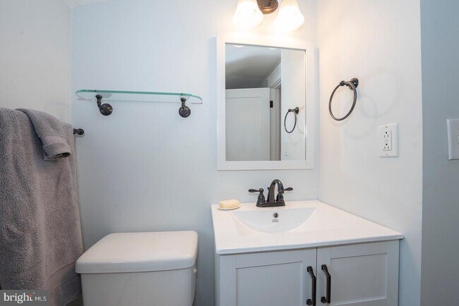 Building Photo - 533 Monument Ave