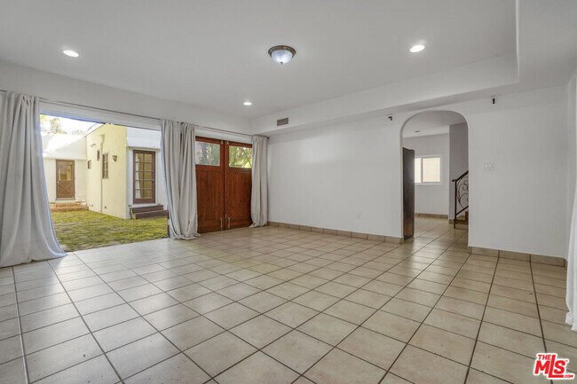 Building Photo - 449 N Sweetzer Ave