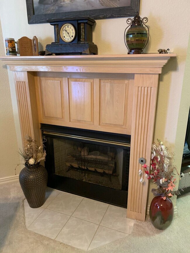 Building Photo - 746 Larkspur Ln