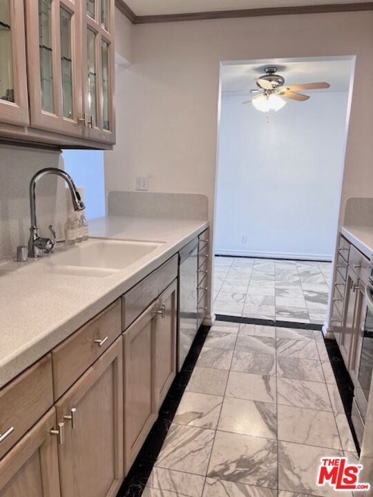 Building Photo - 906 N Doheny Dr