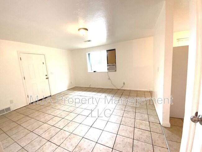 Building Photo - 2523 S Lakecrest Dr