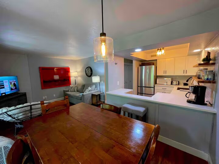 Building Photo - 113 N E Center St