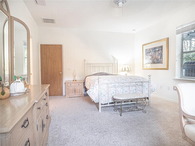 Building Photo - 920 E Lake Dr