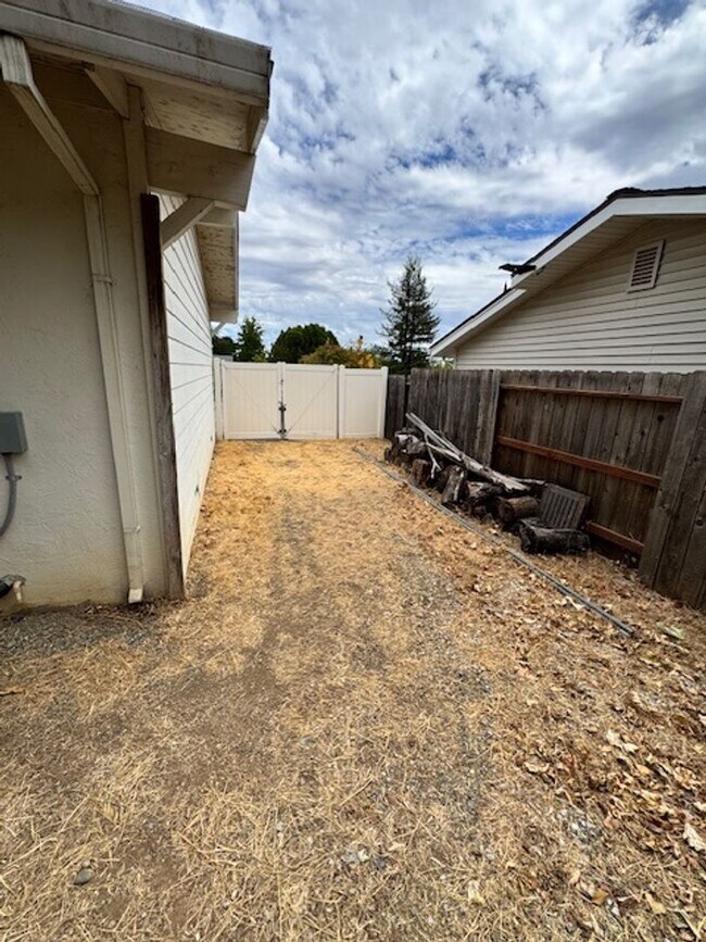 Building Photo - Home in Mary Lake Neighborhood