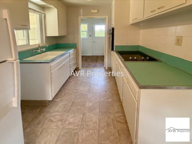 Building Photo - Cute duplex near downtown with new paint and carpets