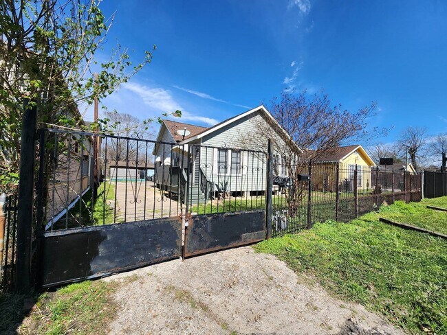 Building Photo - 6903 Palestine St