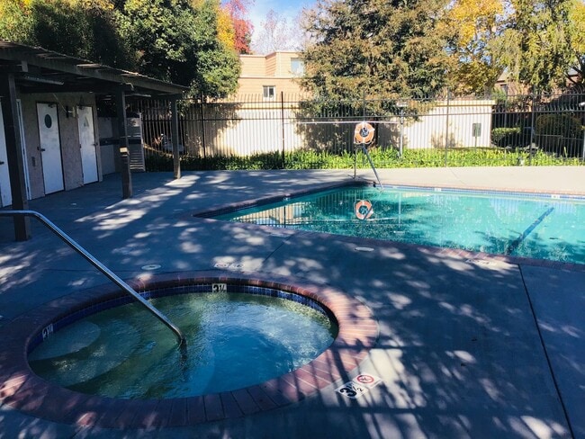 Building Photo - View Liberty Canyon 2+Den