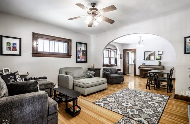 Building Photo - 907 N Riley Ave