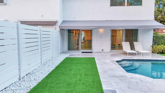 Building Photo - 8608 Vía Giula