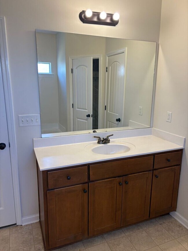 Building Photo - Spacious, Remodeled Home in Cordova