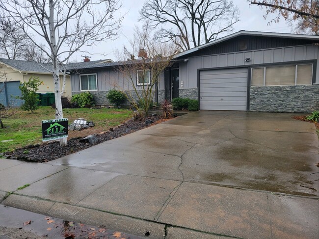 Primary Photo - 485 Redwood Way