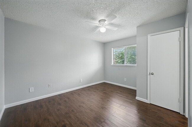 Building Photo - 3048 Tudor Ln