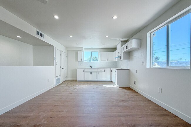 Building Photo - 423 E 31st St