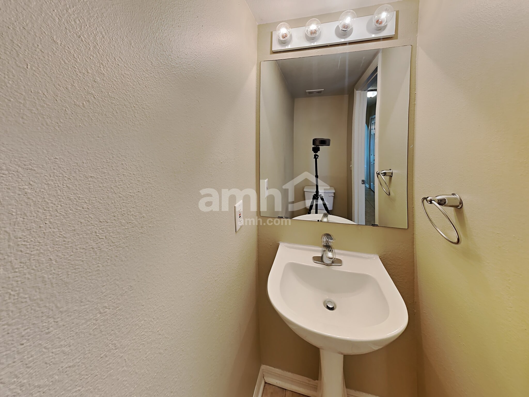 Building Photo - 30500 Birdhouse Dr