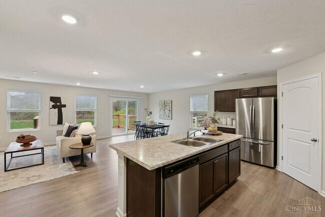 Building Photo - 5001 Lakeview Dr