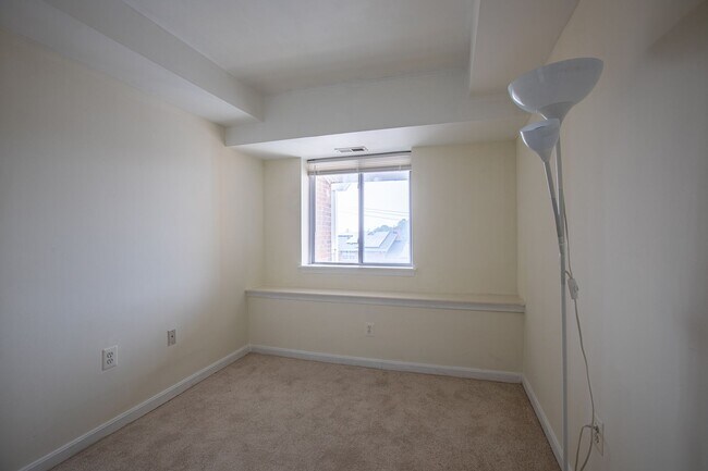 Building Photo - Charming 2 BR/2 BA Condo in Barry Farms!