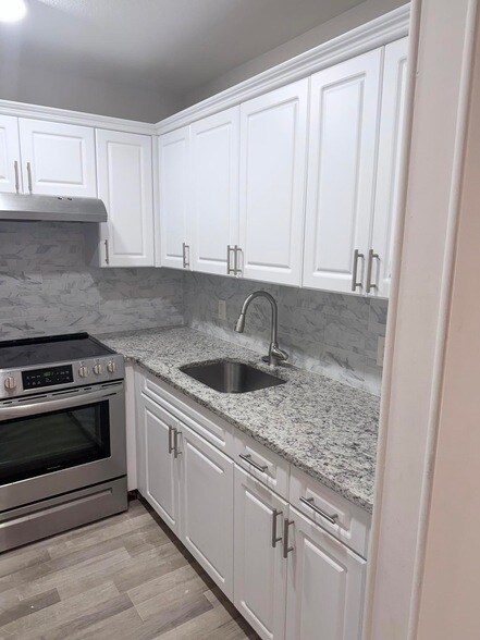 Building Photo - 204 Canterbury I