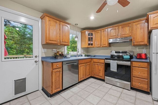 Building Photo - 9 Blue Bird Rd