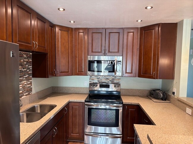 Building Photo - Remodeled Spring Valley Townhome