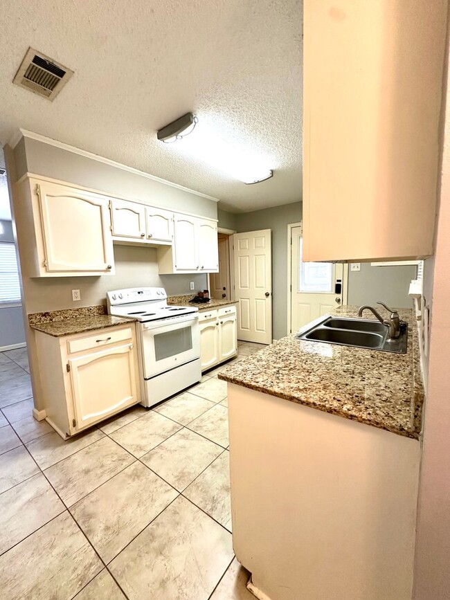 Building Photo - 3BR 2BA Jason Dr. Denham Springs