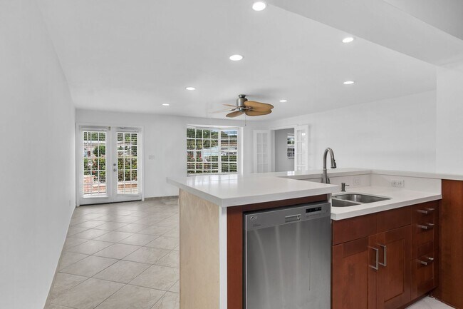 Building Photo - Beautiful house on the water with a pool